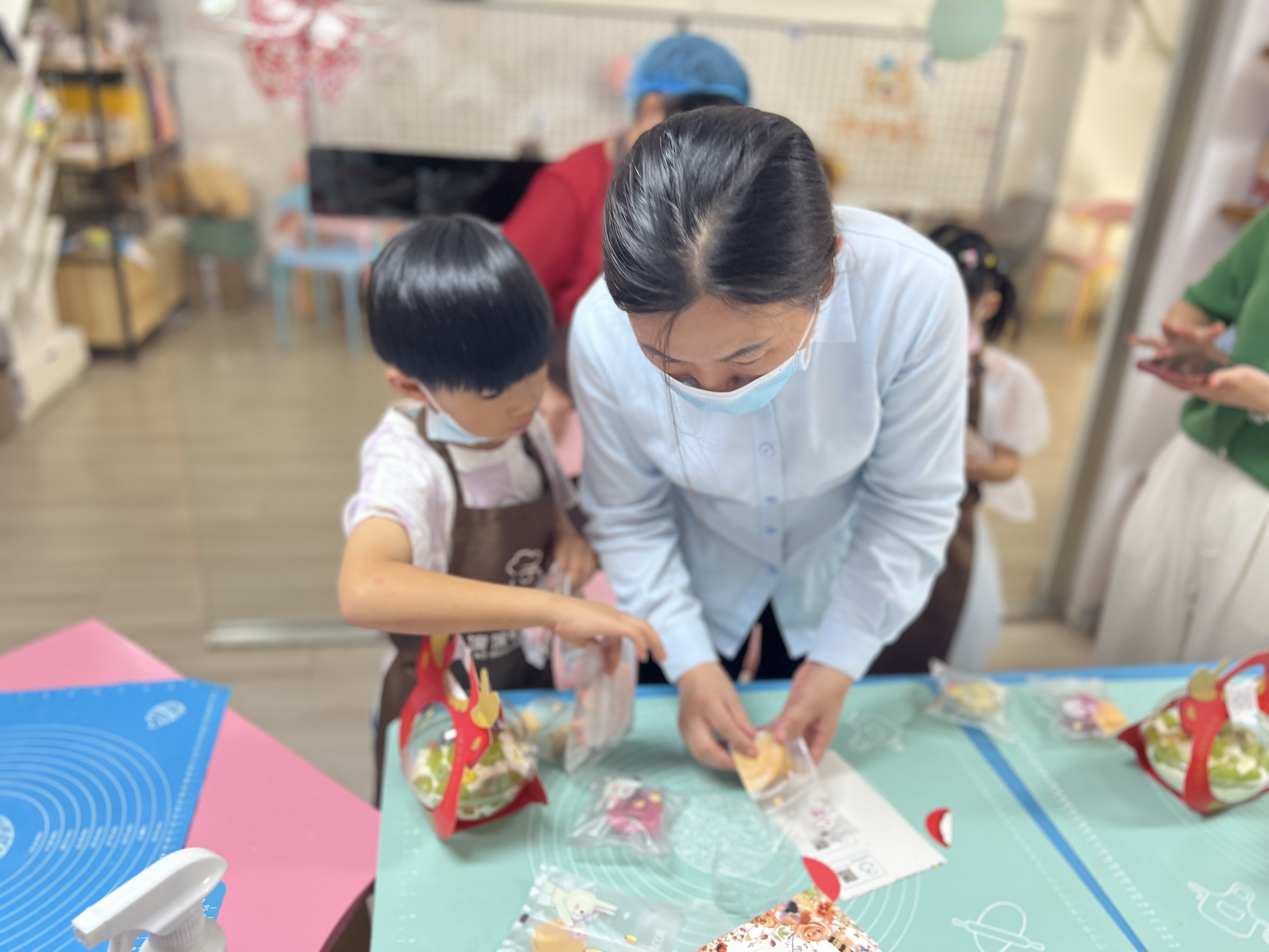 快速公交事業(yè)部關(guān)愛(ài)留守兒童手拉手“益”起過(guò)中秋