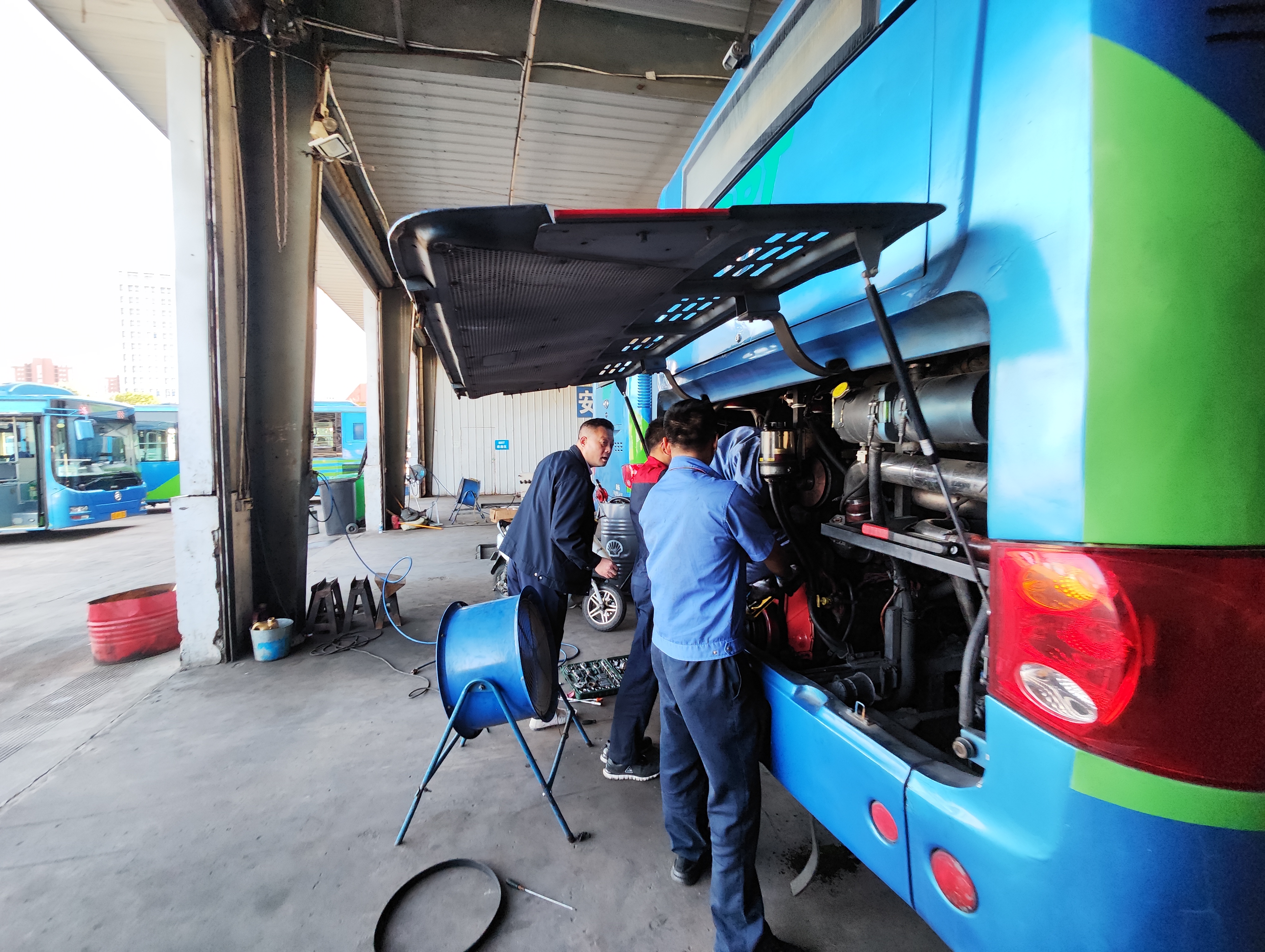 快速公交事業(yè)部開展國(guó)慶節(jié)前車輛例保工作