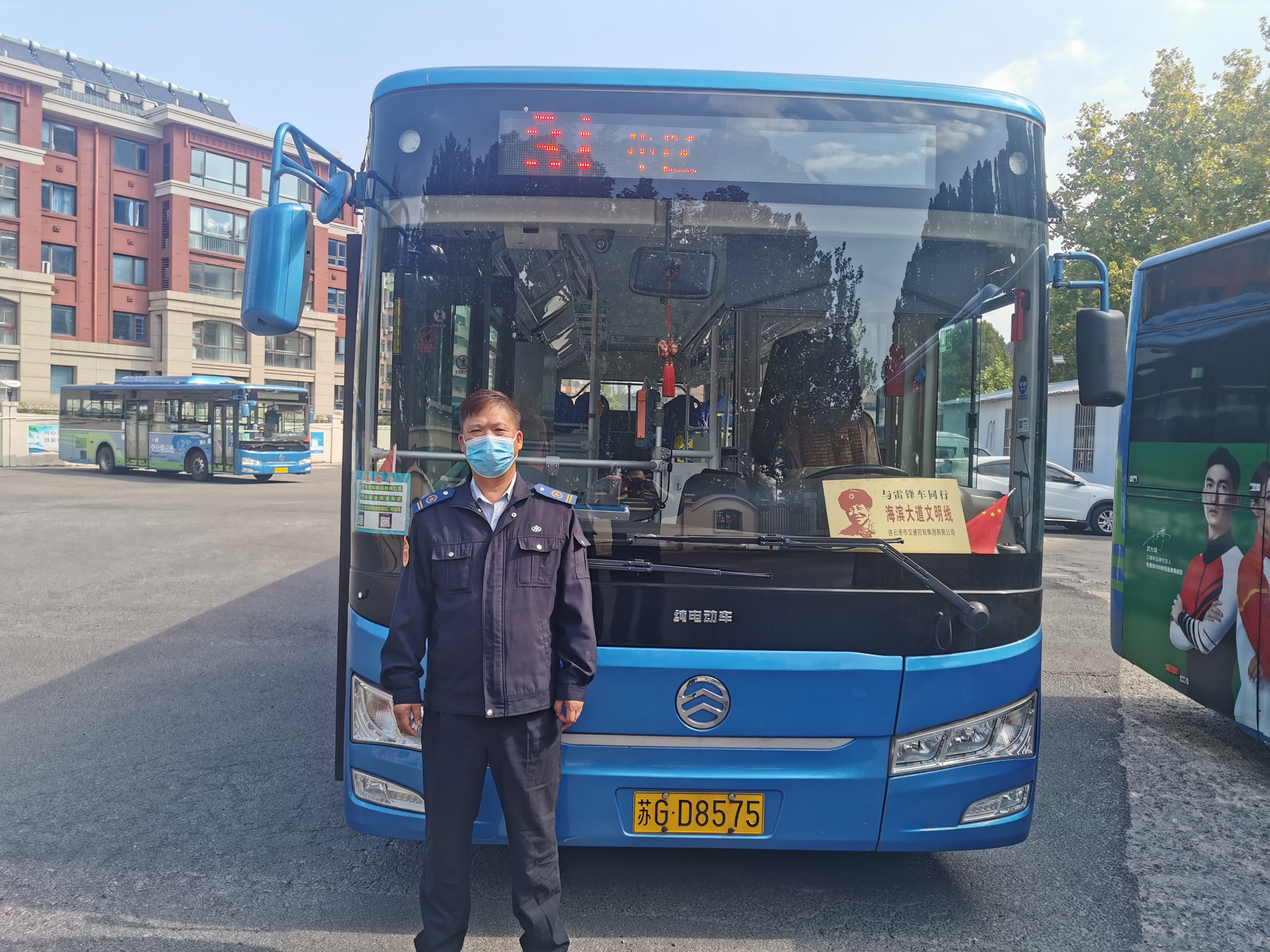 公交集團公交事業二部31路駕駛員滕士林及時歸還乘客丟失的手機