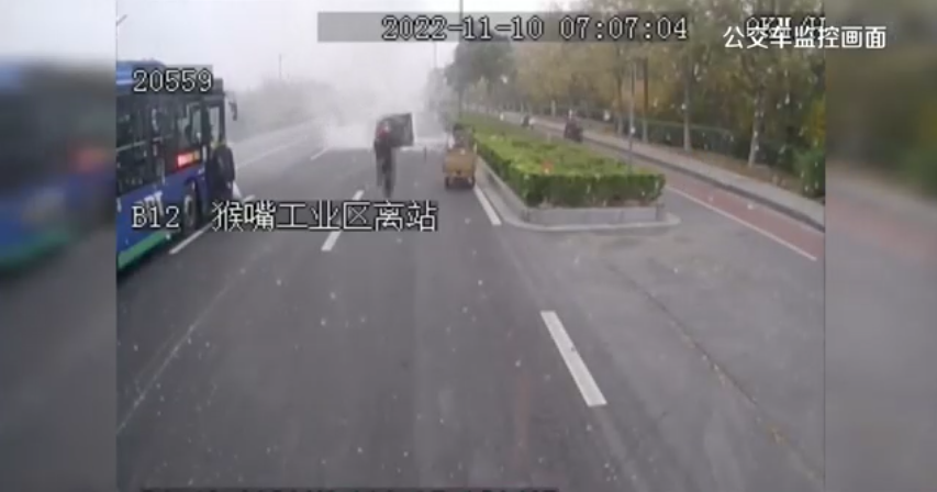 路遇三輪車上液化氣罐起火 快速公交事業(yè)部兩司機出手齊相救