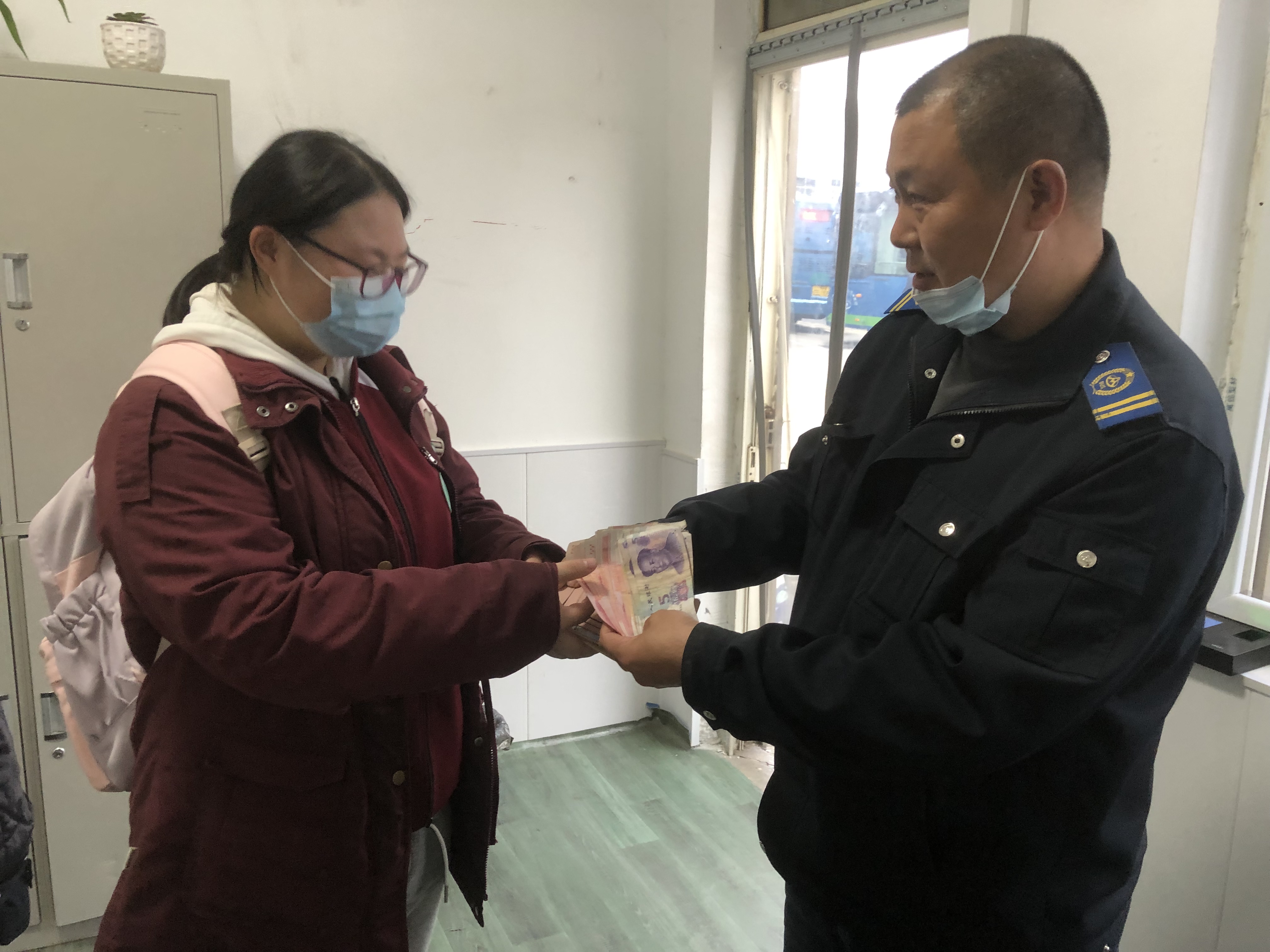 快速公交事業(yè)部駕駛員劉文龍、葛仲亞撿手機歸還乘客獲感謝