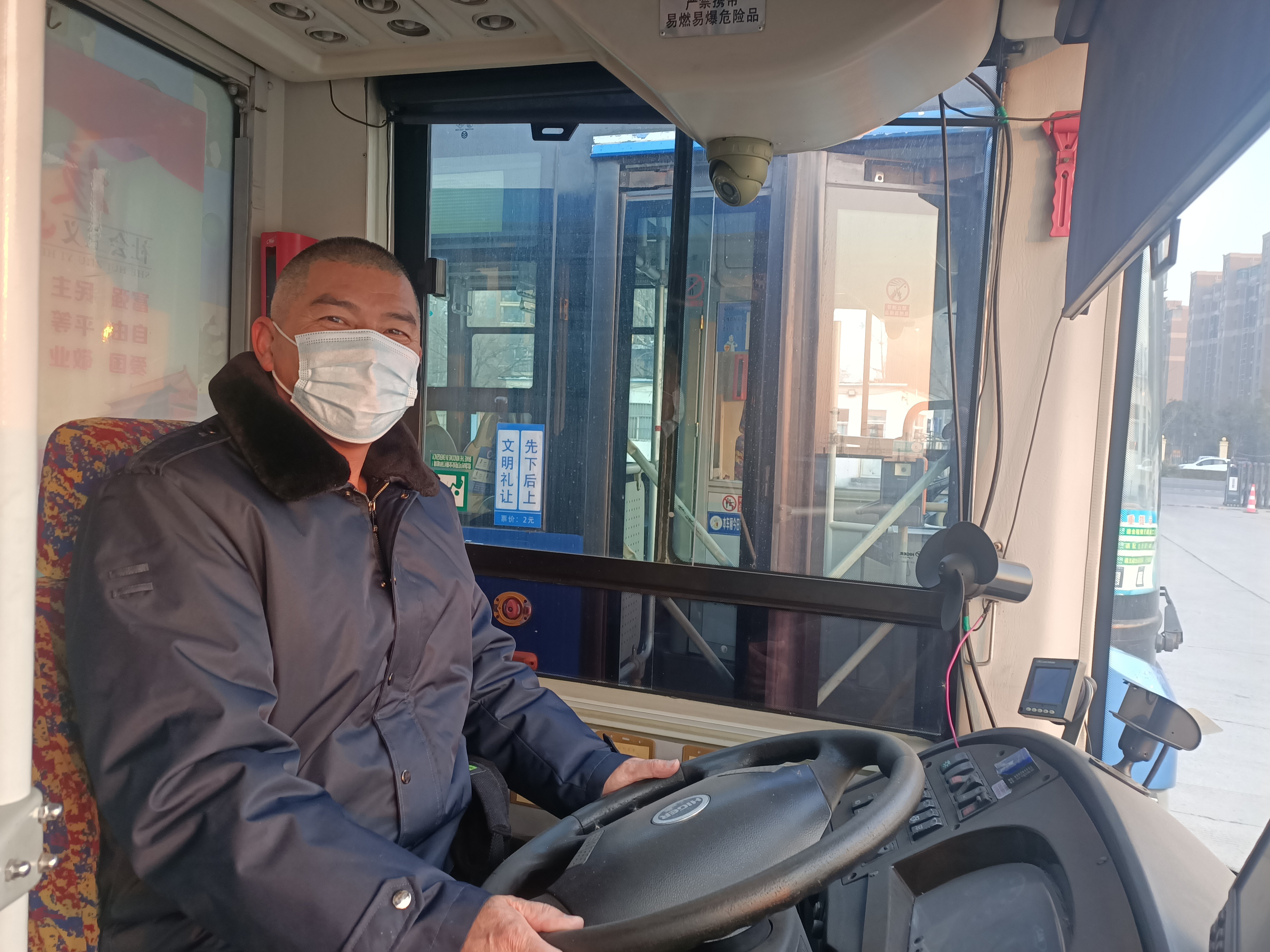 公交集團快速公交事業(yè)部調(diào)度員、駕駛員和站務(wù)員接力幫助乘客尋包獲乘客點贊