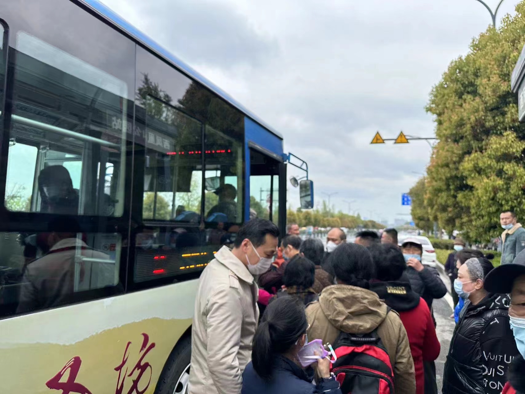 逛廟會賞民俗 公交保障顯擔當