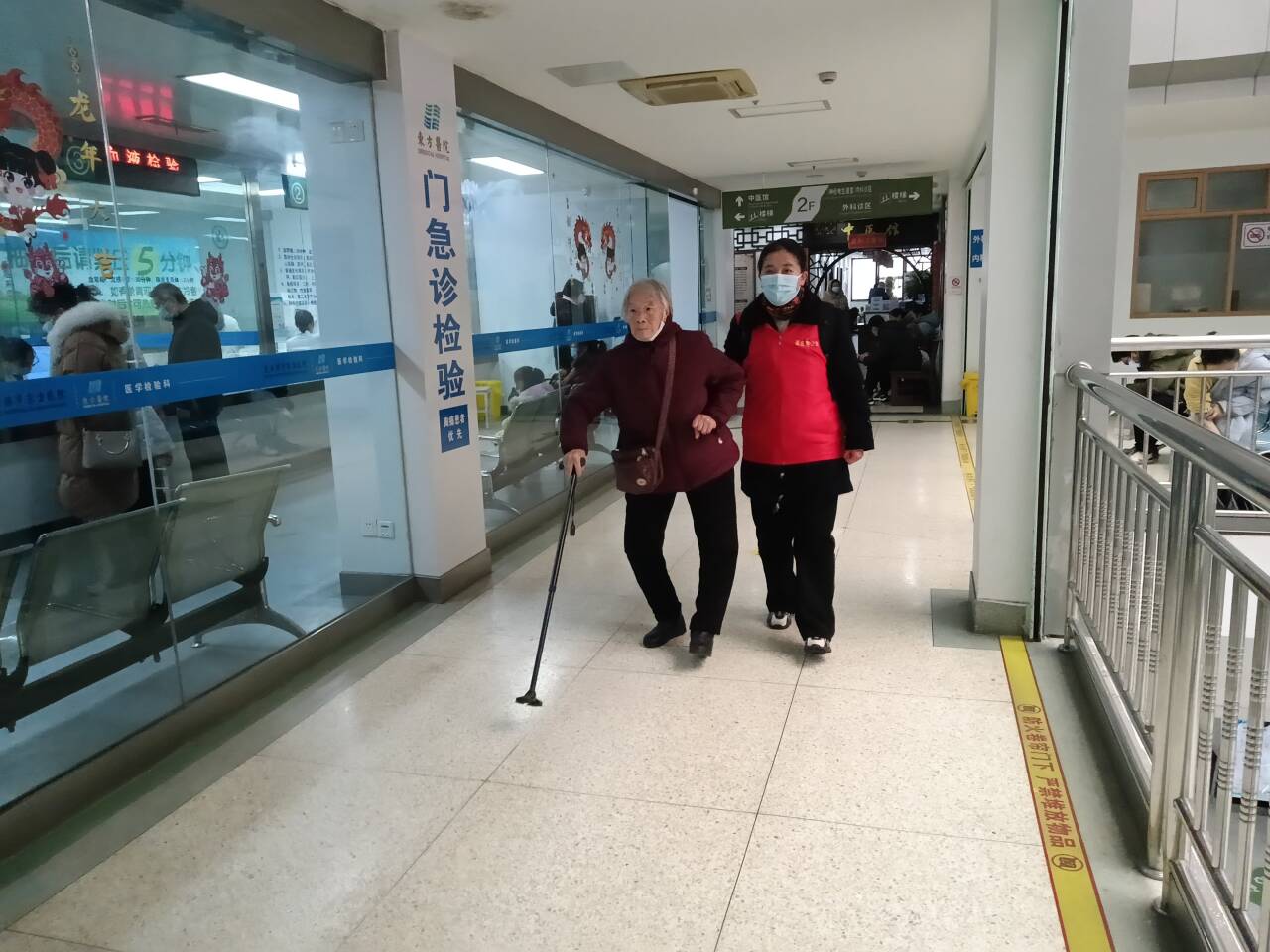 助老暖人心，錦旗表感謝--公交集團B3線志愿服務獲肯定