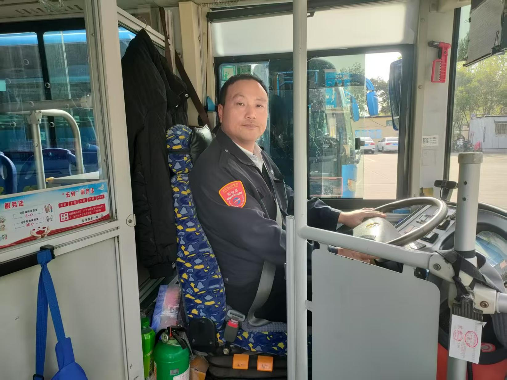 公交60路駕駛員朱小亮暖心服務獲九旬老人點贊