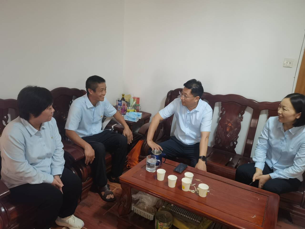 公交集團黨委“七一”走訪慰問困難黨員