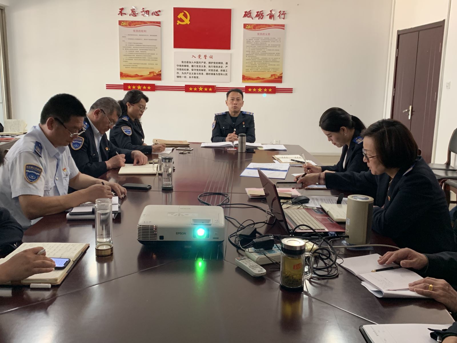 “學(xué)懂黨內(nèi)法規(guī)，建強(qiáng)組織體系”公交集團(tuán)快速公交事業(yè)部開展主題黨日活動