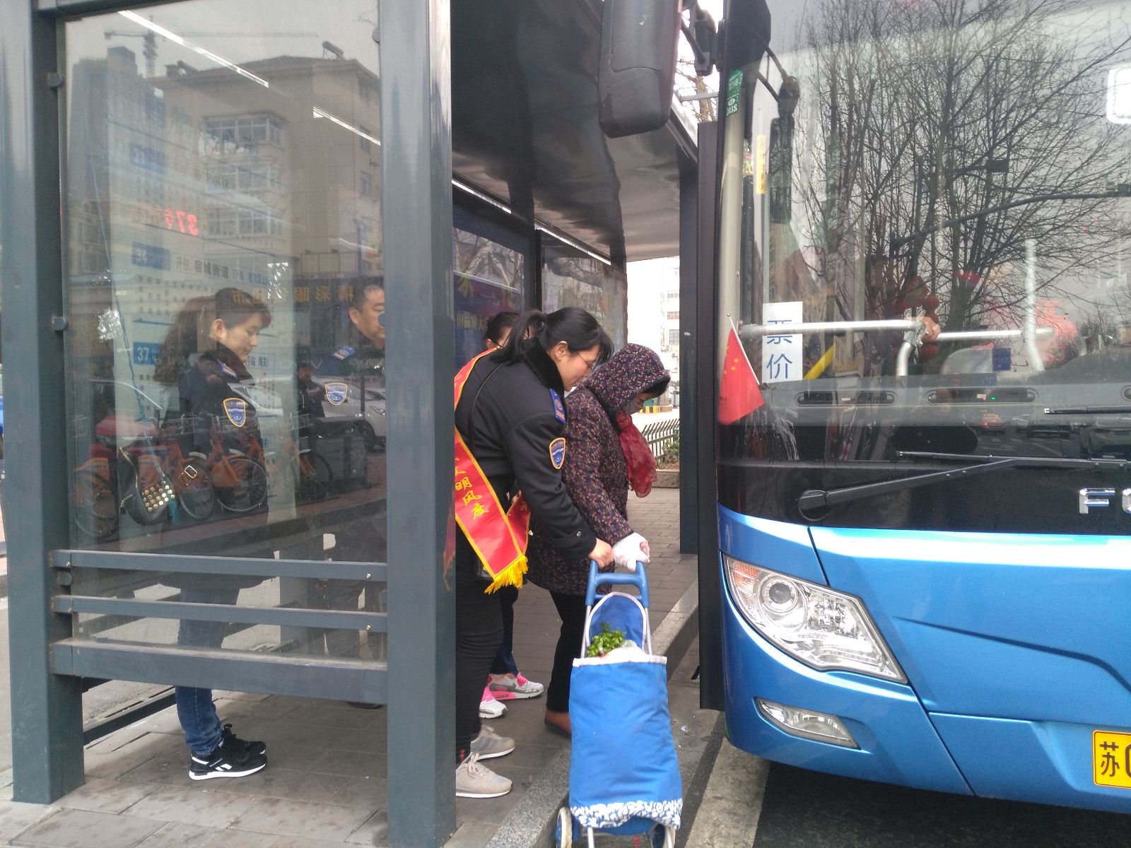 公交集團(tuán)東部公司開展進(jìn)站臺(tái)學(xué)雷鋒志愿服務(wù)活動(dòng)