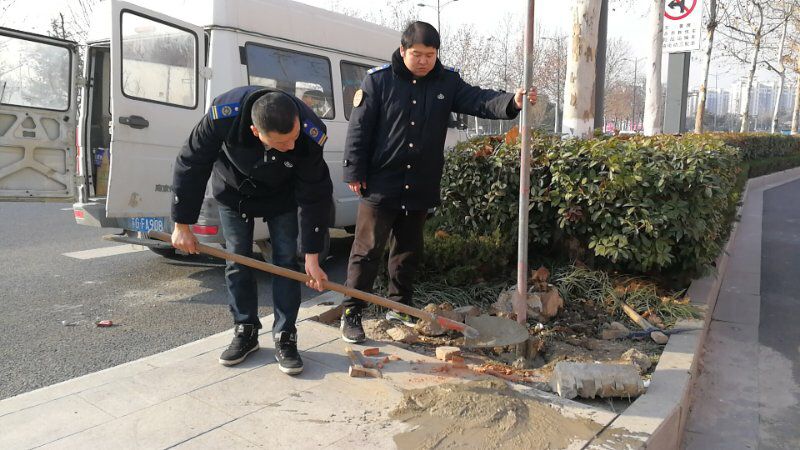 公交集團(tuán)開(kāi)展市區(qū)簡(jiǎn)易式公交站牌排查整改工作