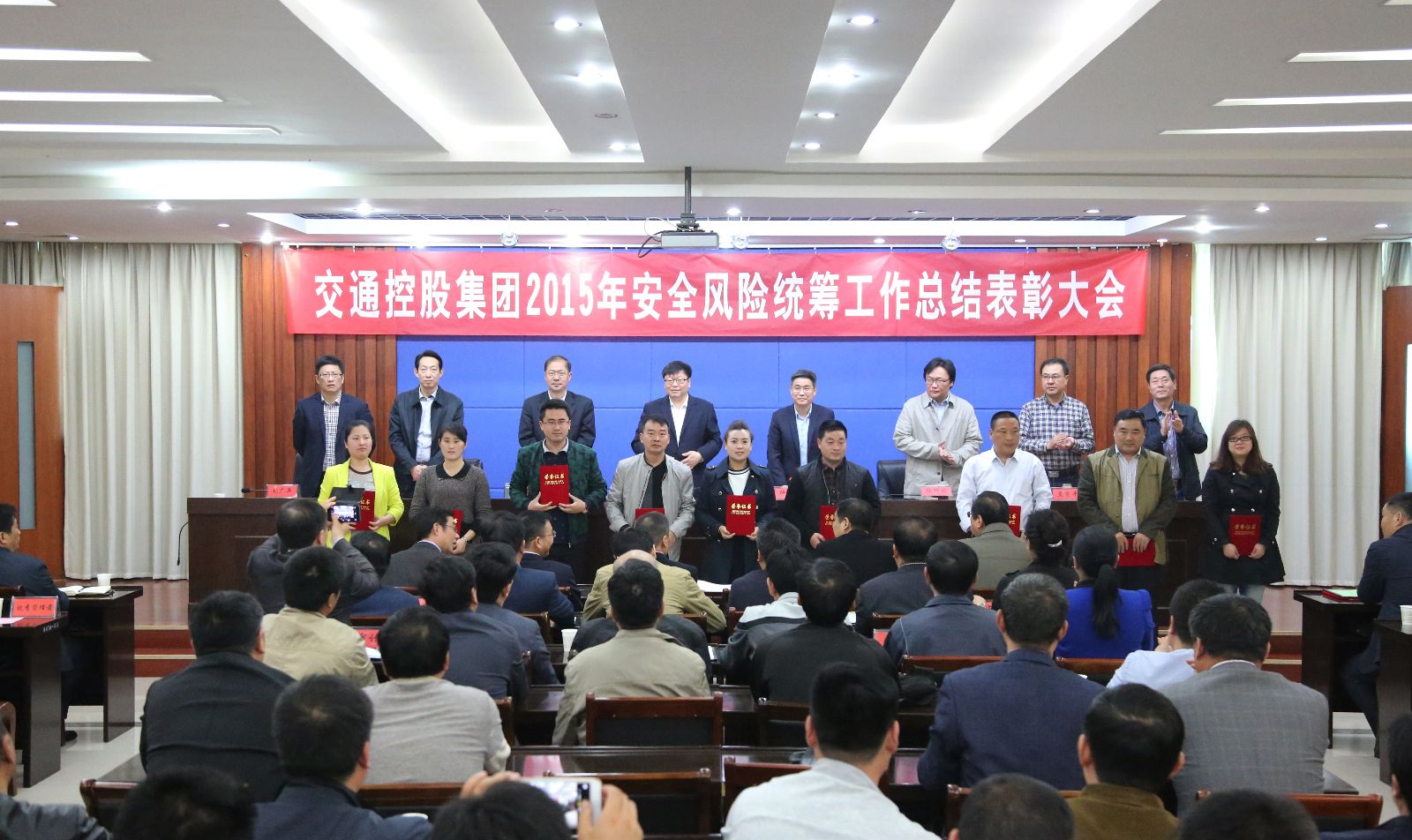 海通公交榮獲集團(tuán)“安全風(fēng)險(xiǎn)統(tǒng)籌工作先進(jìn)單位”稱號(hào)