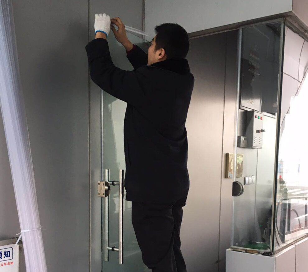 公交集團快速公司統一安裝站臺票房門玻璃門條