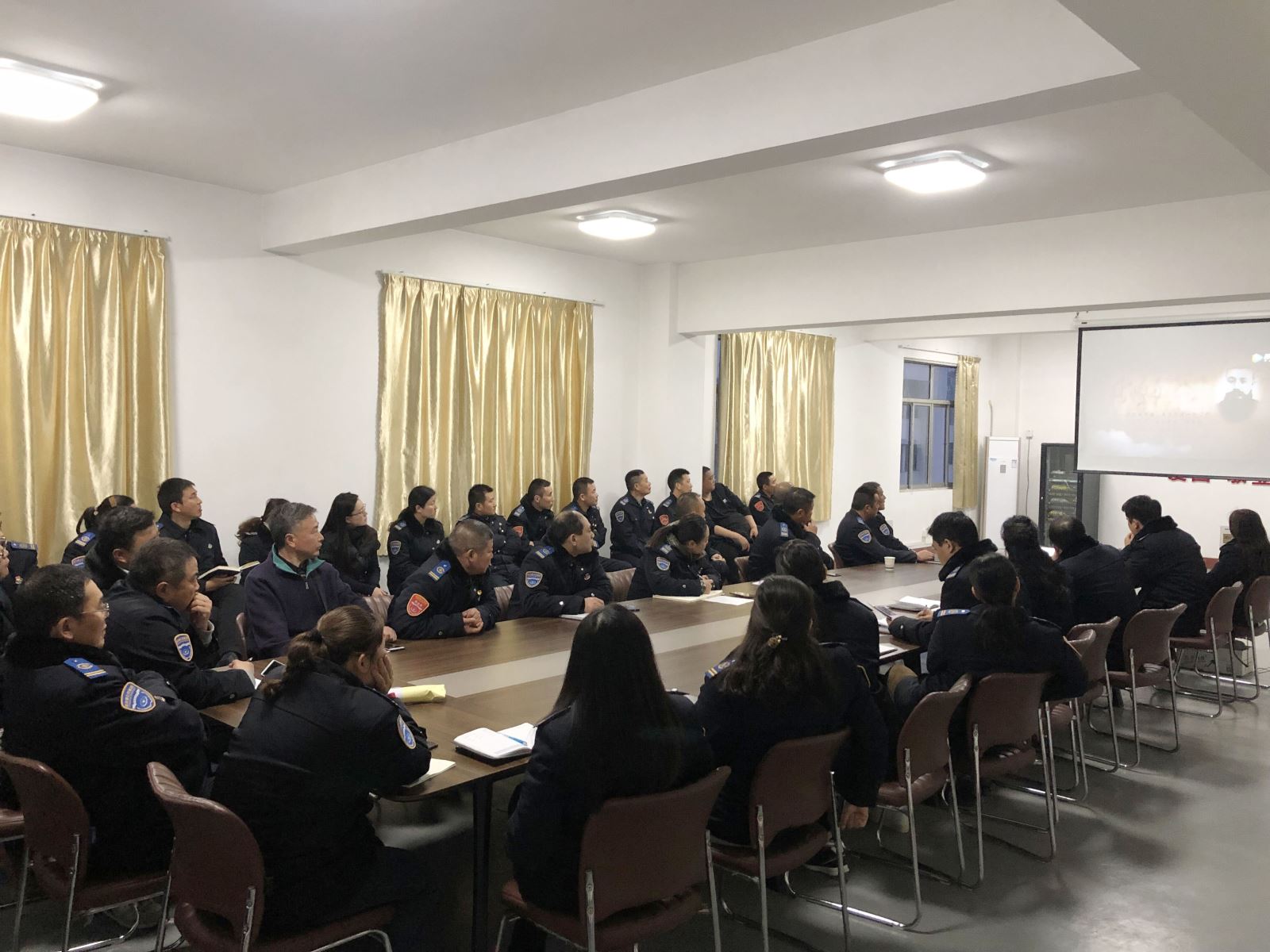 “緬懷先烈憶初心、傳承精神勇?lián)?dāng)”——公交集團(tuán)各支部開展形式多樣的主題黨日活動