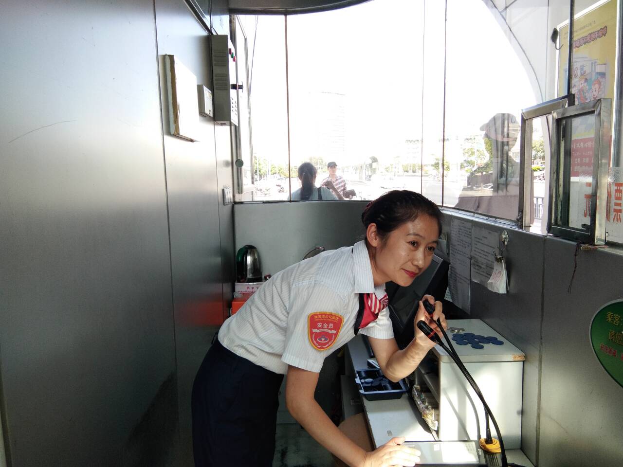 公交集團(tuán)快速公司站務(wù)員用心服務(wù)好每位乘客