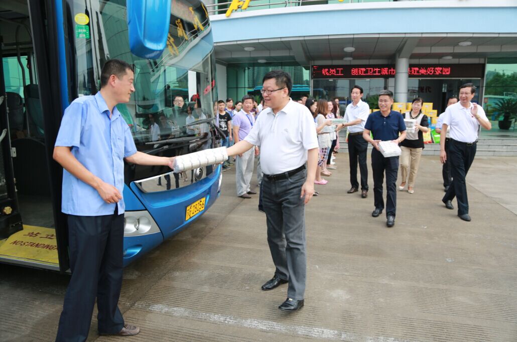 高溫酷暑  交通控股集團領導心系公交員工