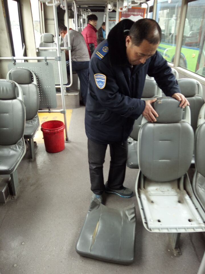 公交快速公司開展車廂設備檢查工作