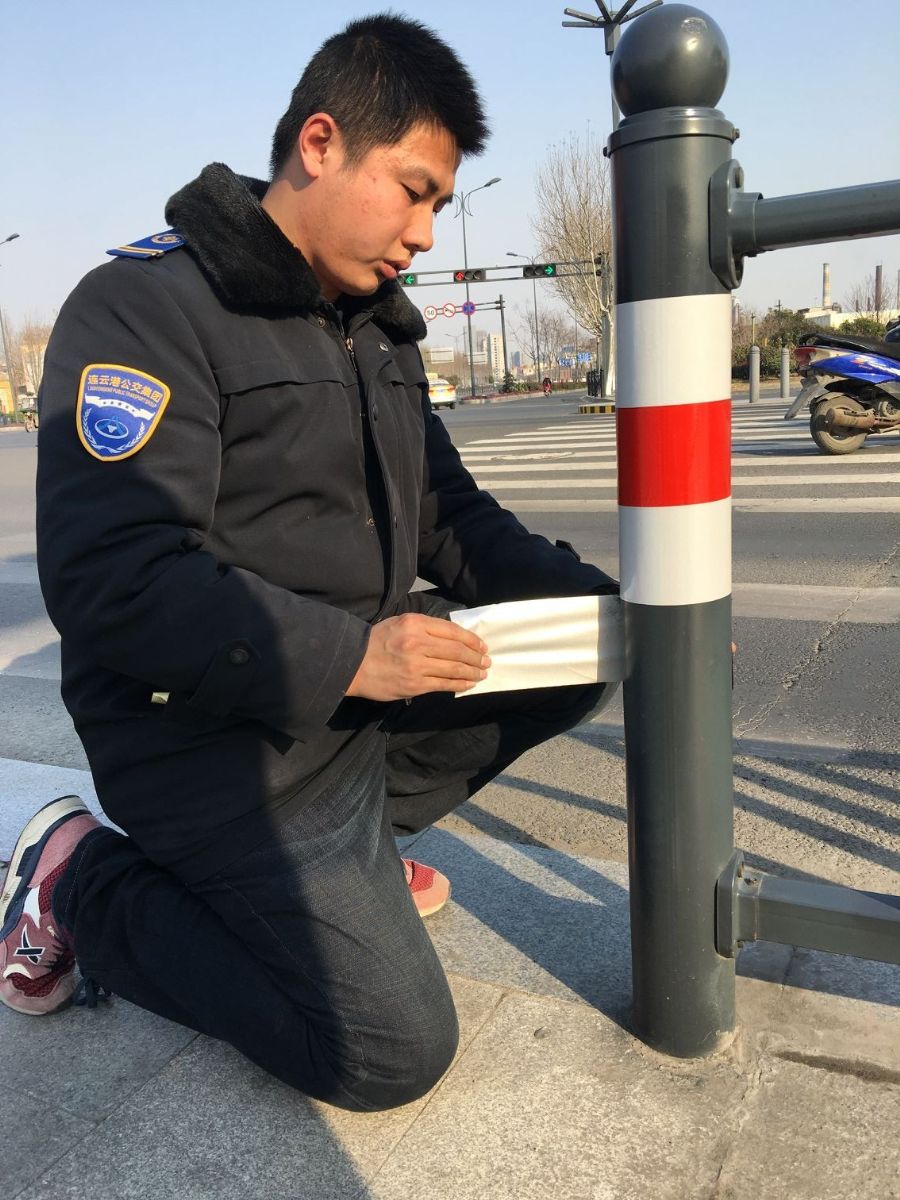 公交快速公司總務科統一粘貼反光貼 保障BRT站臺運營安全