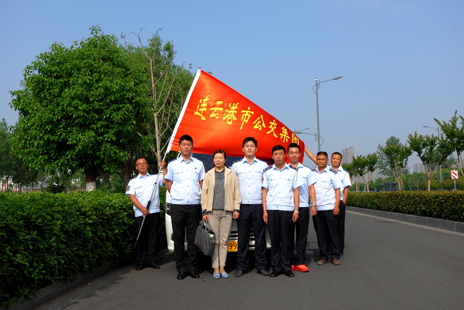 公交集團(tuán)“愛心送考”車 為高考考生保駕護(hù)航