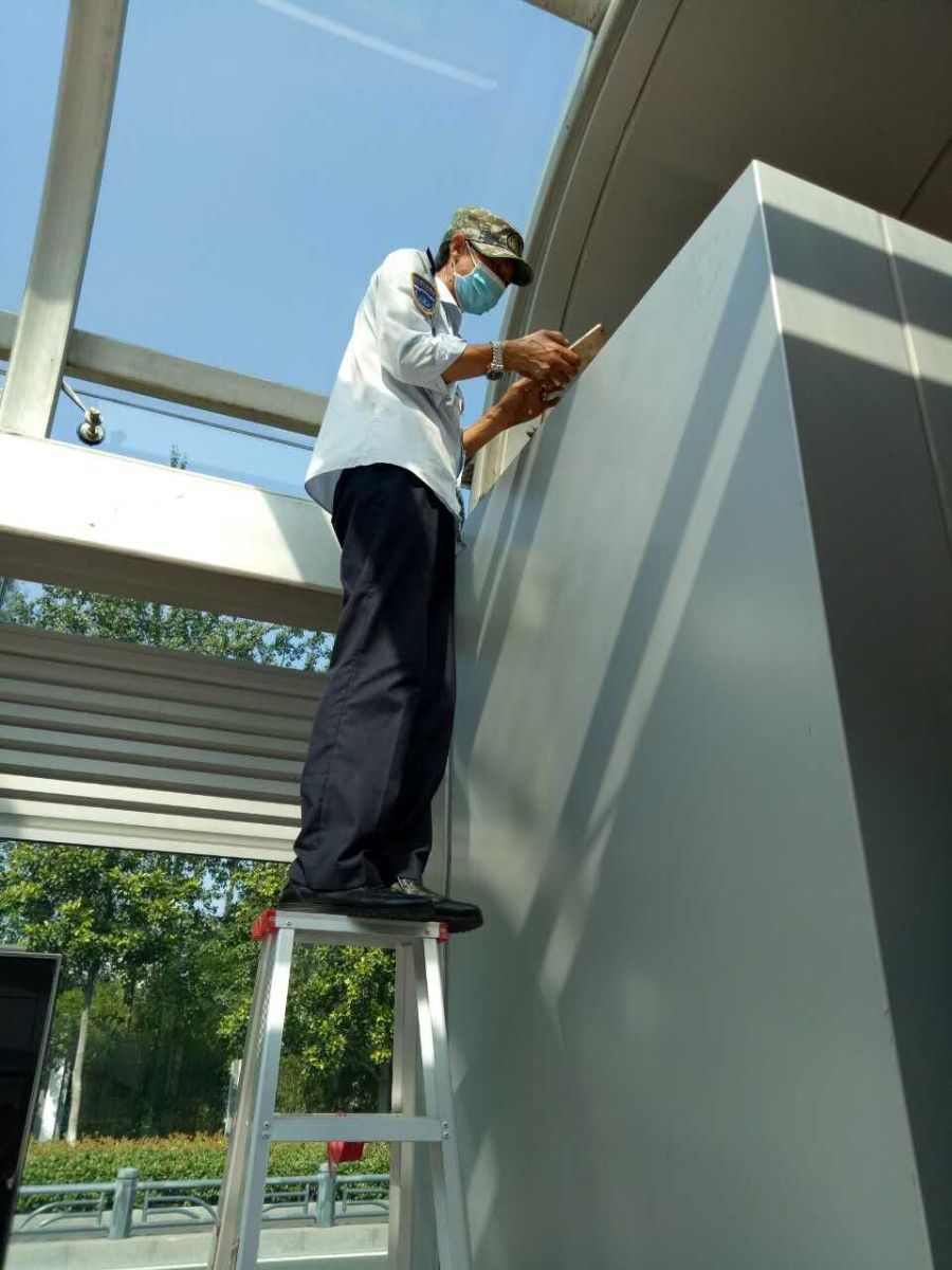 公交快速公司總務(wù)科不畏高溫酷暑 全力奮戰(zhàn)站臺創(chuàng)文一線