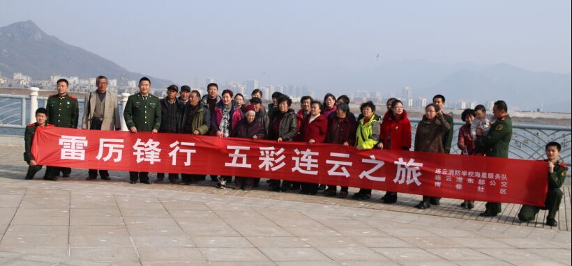 公交東部公司攜手連云消防、南巷社區(qū)開(kāi)展“雷歷鋒行 五彩連云之旅”活動(dòng)