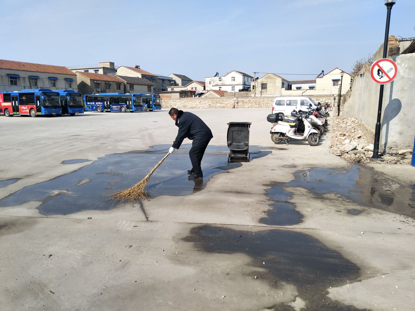 公交集團(tuán)公交事業(yè)一部積極開(kāi)展創(chuàng)建衛(wèi)生城市活動(dòng)