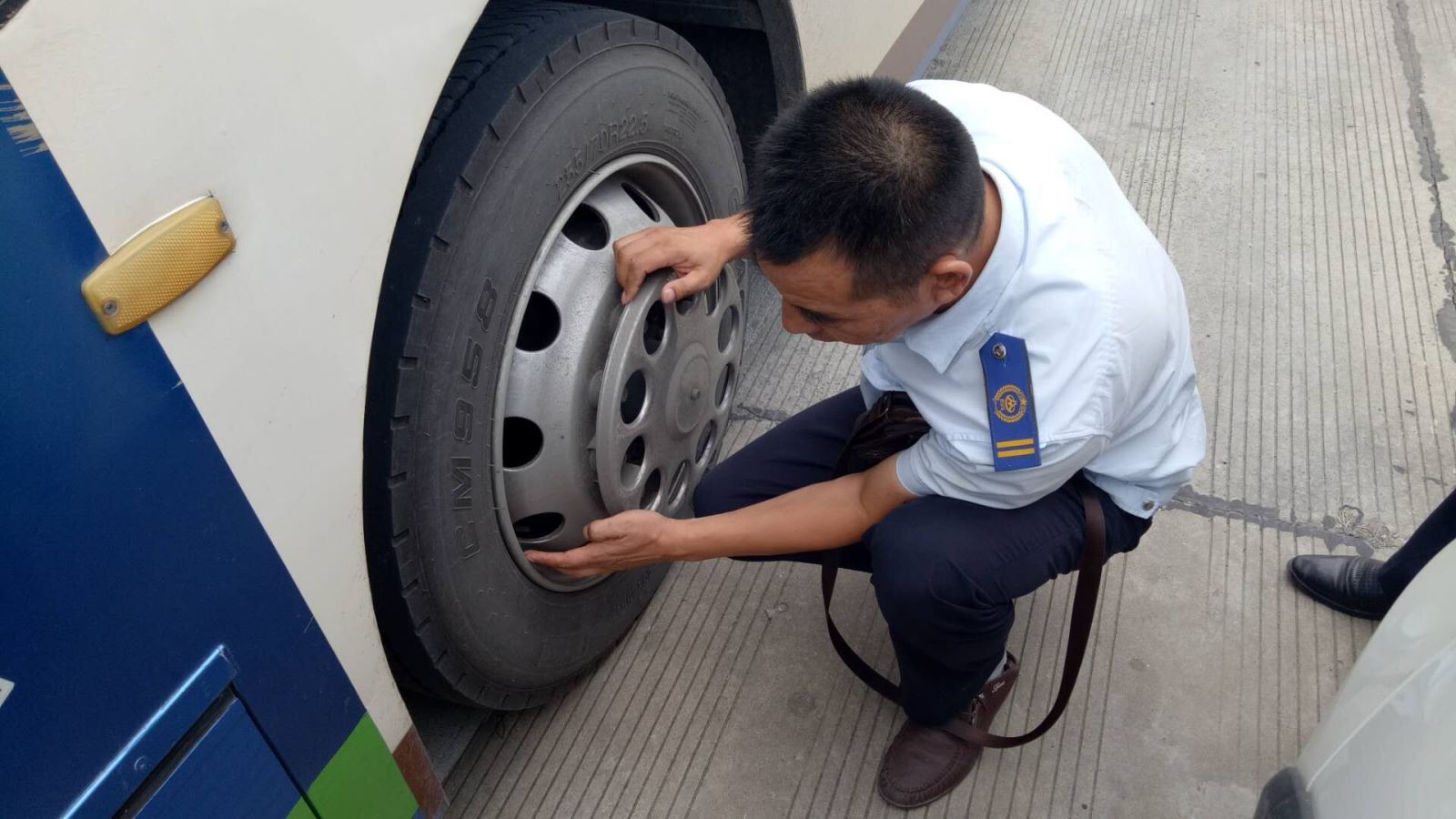 公交集團(tuán)海通公交公司開(kāi)展車輛輪胎專項(xiàng)檢查