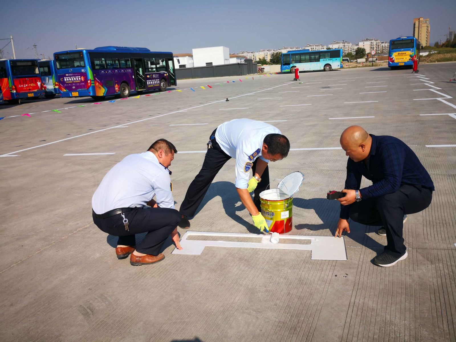 公交集團海通公交公司劃分停車位為創(chuàng)文助力