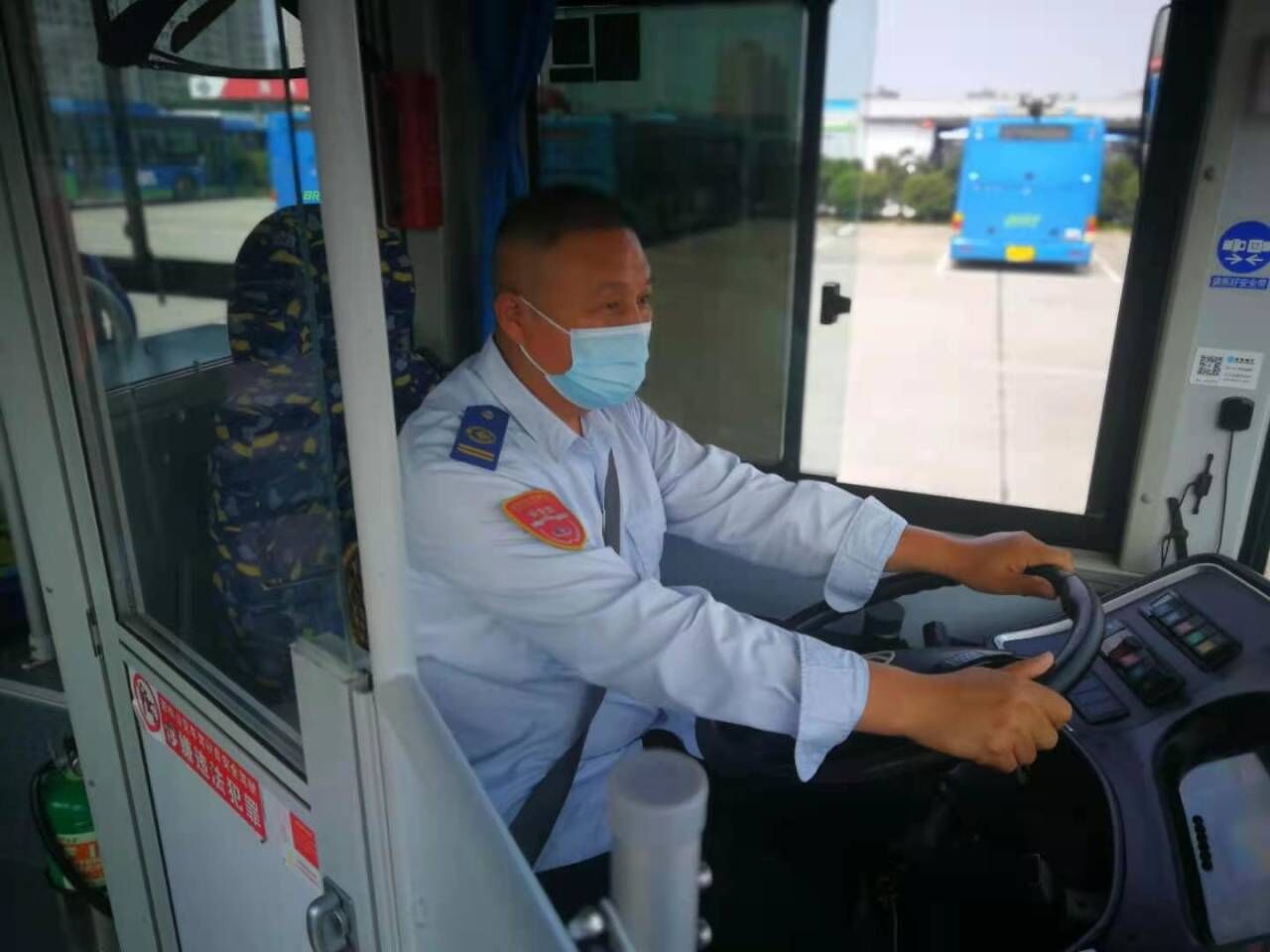 公交集團(tuán)公交事業(yè)一部22路駕駛員王家余拾金不昧受表揚(yáng)