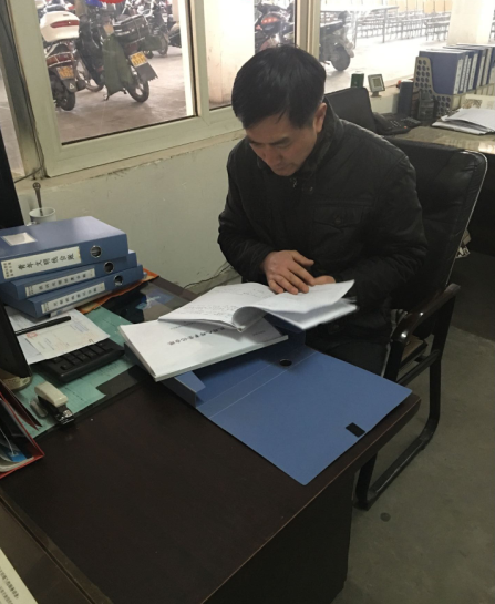 公交新浦公司對(duì)車(chē)隊(duì)基礎(chǔ)臺(tái)賬進(jìn)行檢查