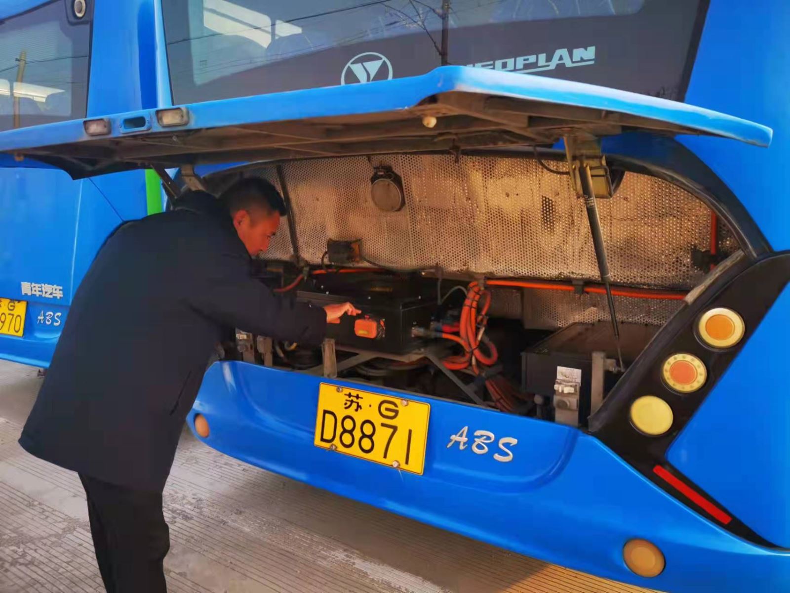 經(jīng)營發(fā)展事業(yè)部持續(xù)做好設備艙灰塵清理工作