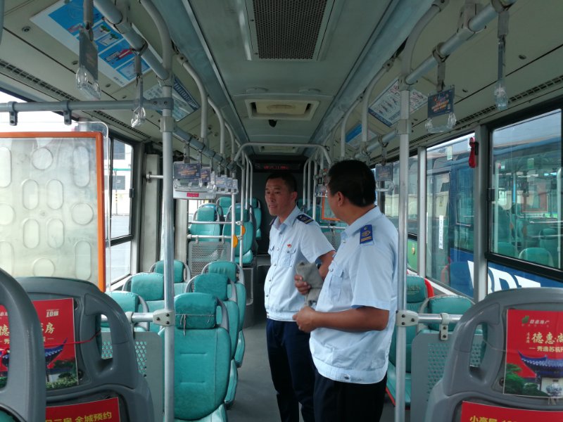 公交集團快速公交做好創文宣傳工作