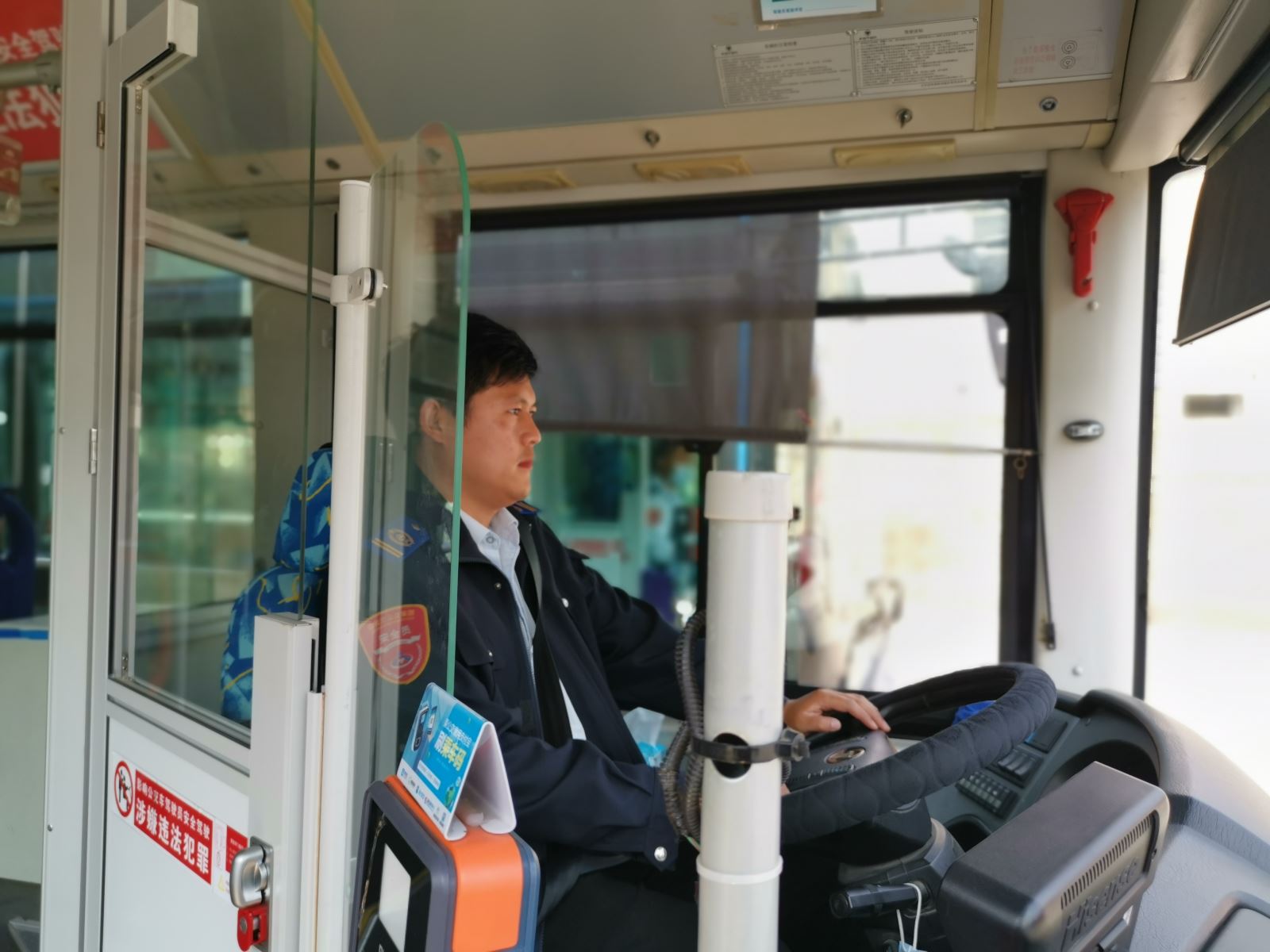 公交集團公交事業一部1路駕駛員屠小寶 拾金不昧受表揚