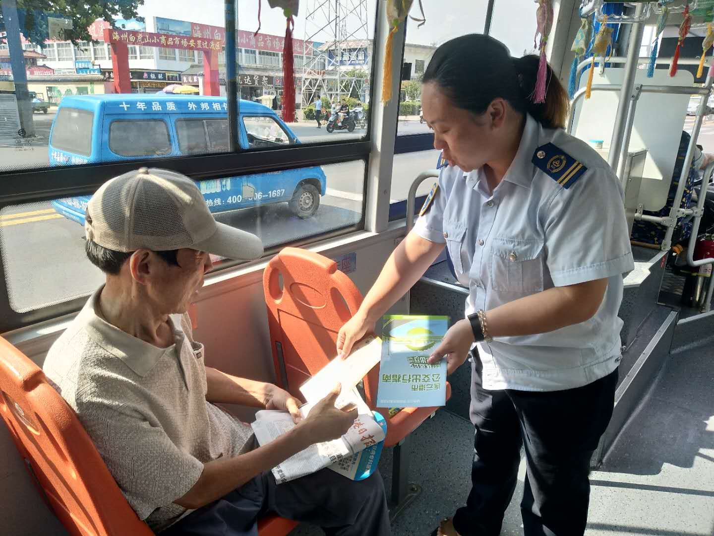 戰高溫、斗酷暑，公交人堅守崗位為創文助力