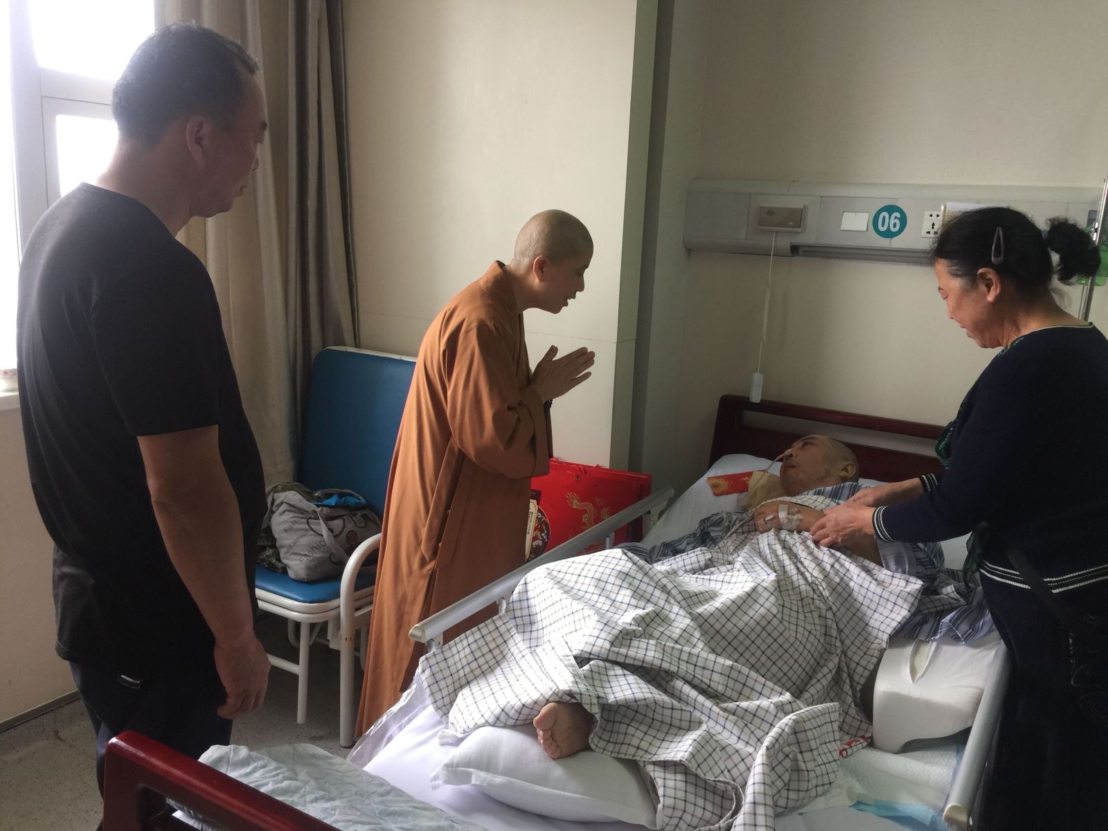 連云港市龍洞庵仁奉法師前往醫(yī)院探望公交職工李大周