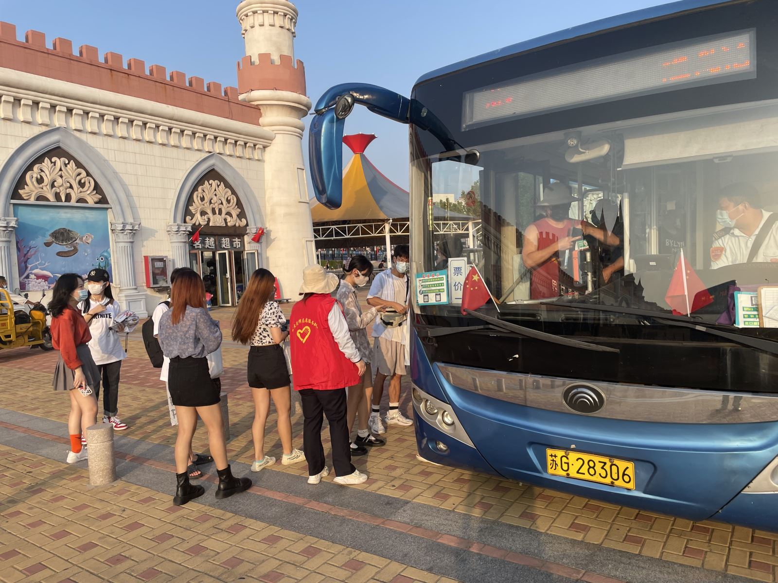 公交先鋒志愿服務(wù)隊(duì)在國(guó)慶期間開(kāi)展志愿服務(wù)活動(dòng)