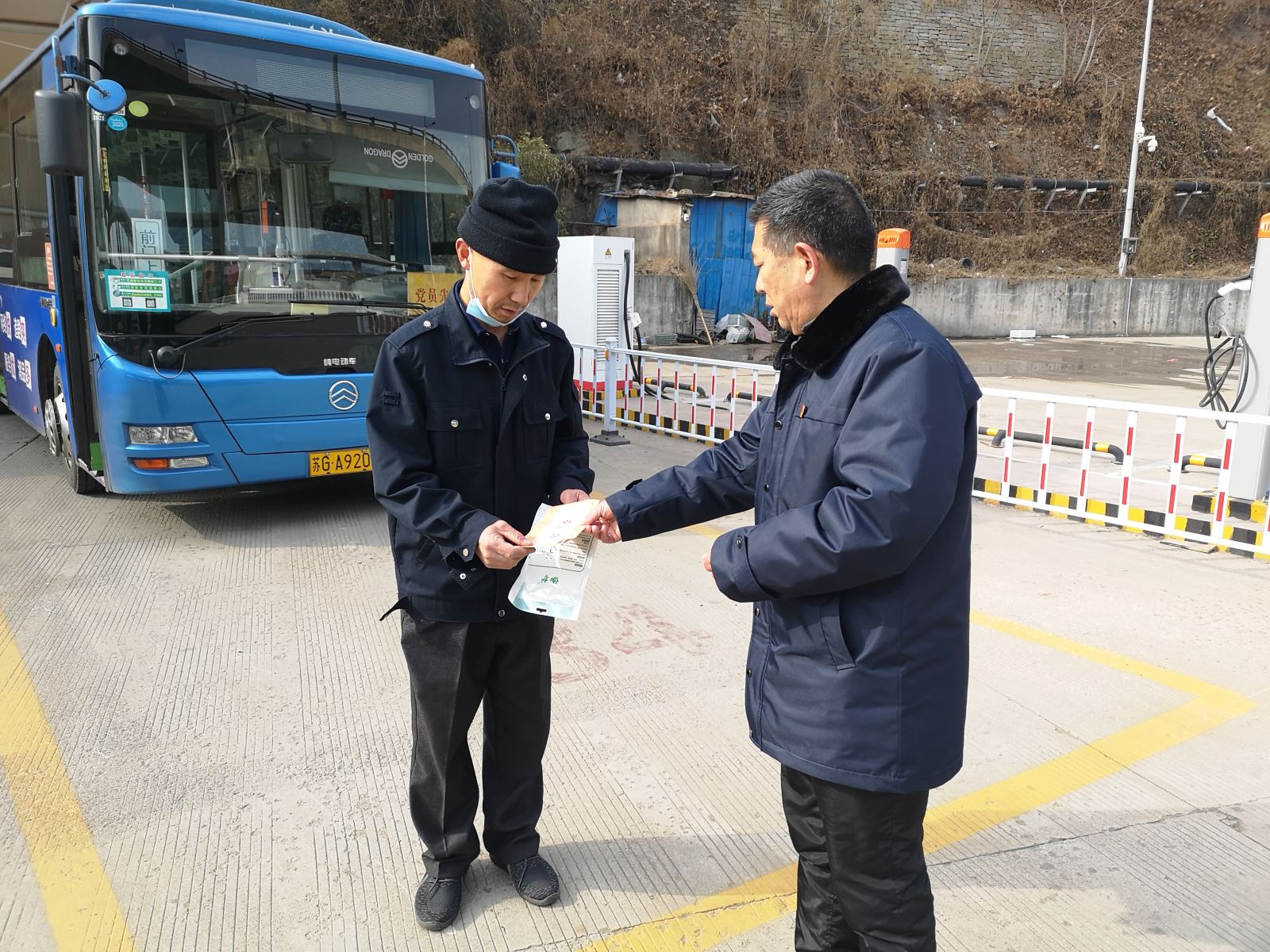 公交集團(tuán)公交事業(yè)二部開(kāi)展春節(jié)走訪慰問(wèn)困難黨員活動(dòng)