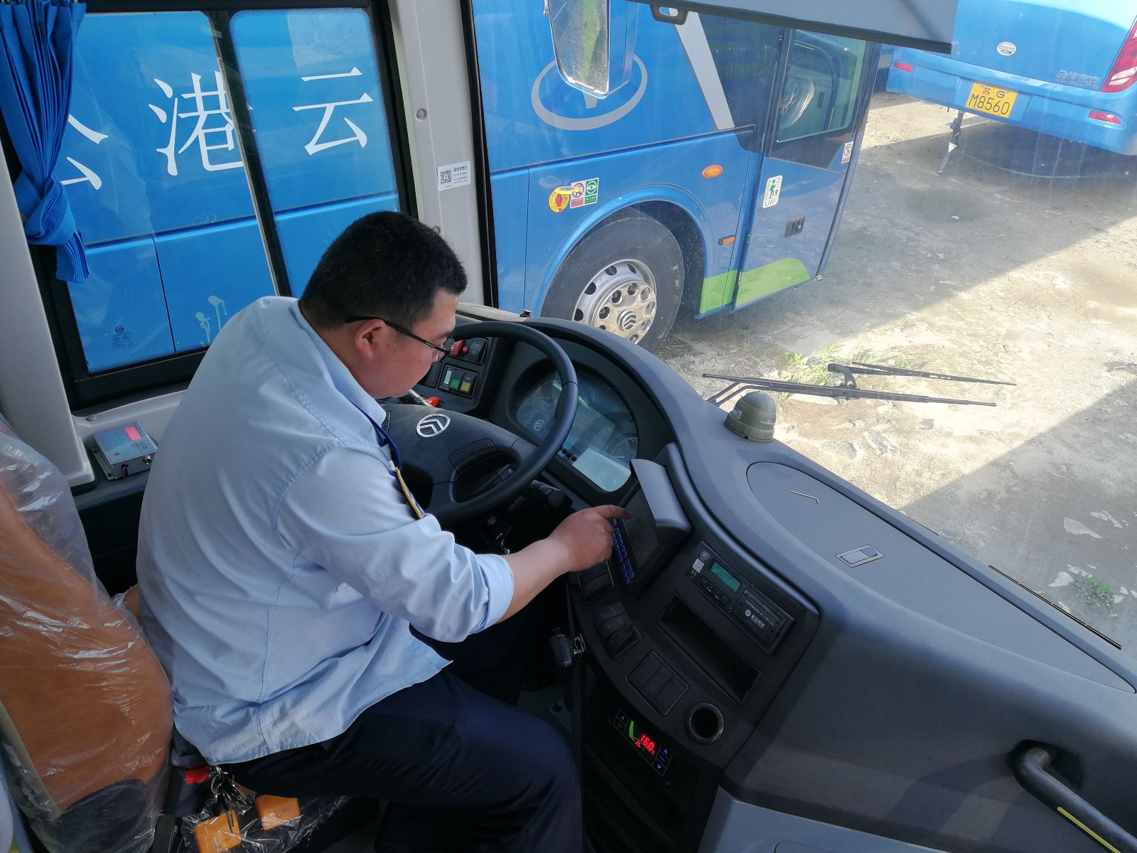 公交集團佳連公司開展安裝調試金旅車輛報站器工作