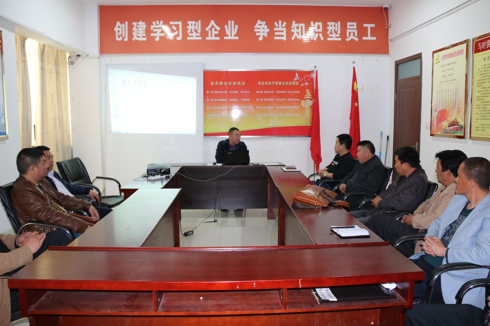 公交集團(tuán)舉辦重點(diǎn)駕駛員及車隊(duì)長(zhǎng)培訓(xùn)班