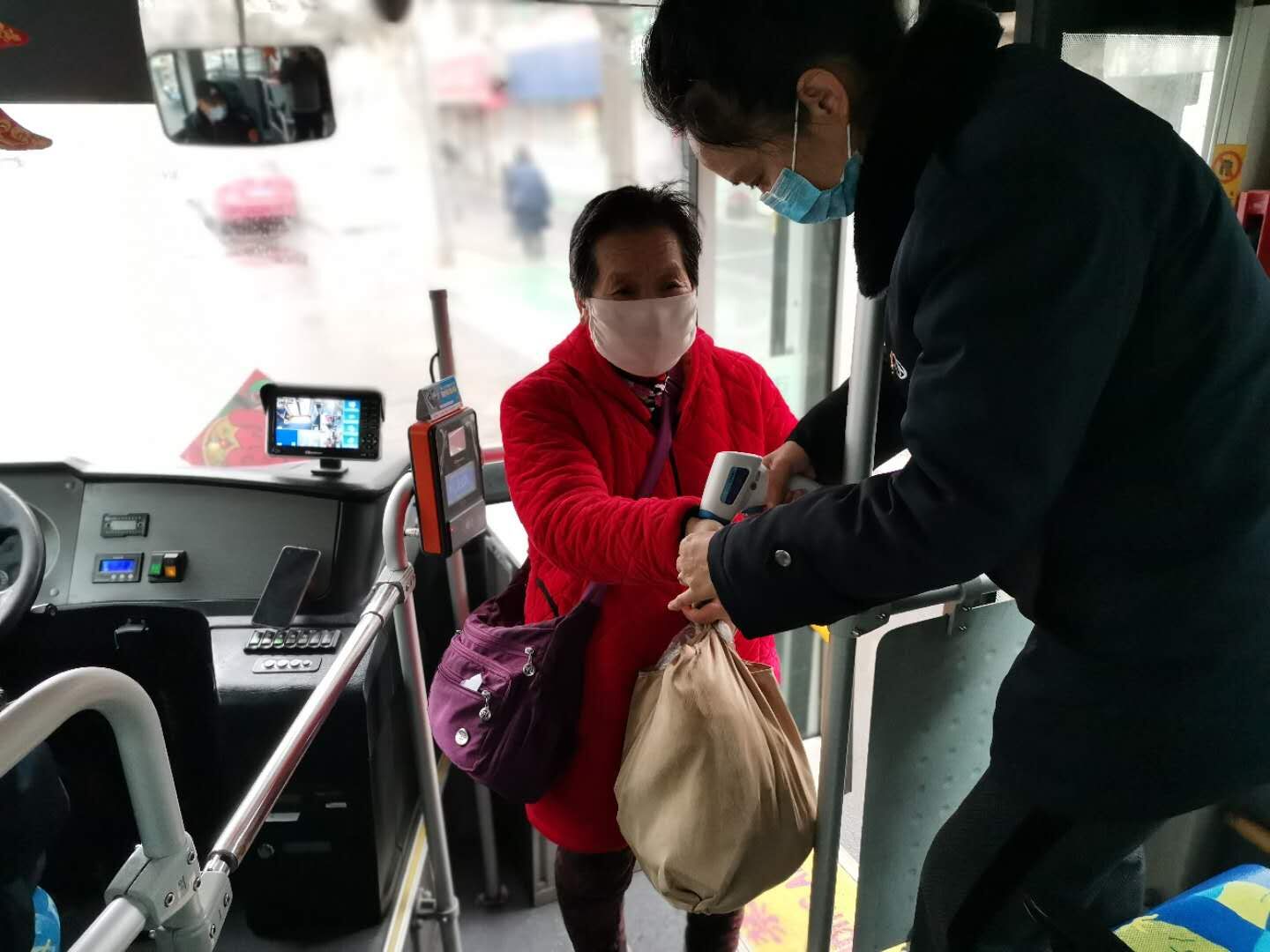 疫情防控期間   公交集團(tuán)公交事業(yè)一部黨員同志在行動