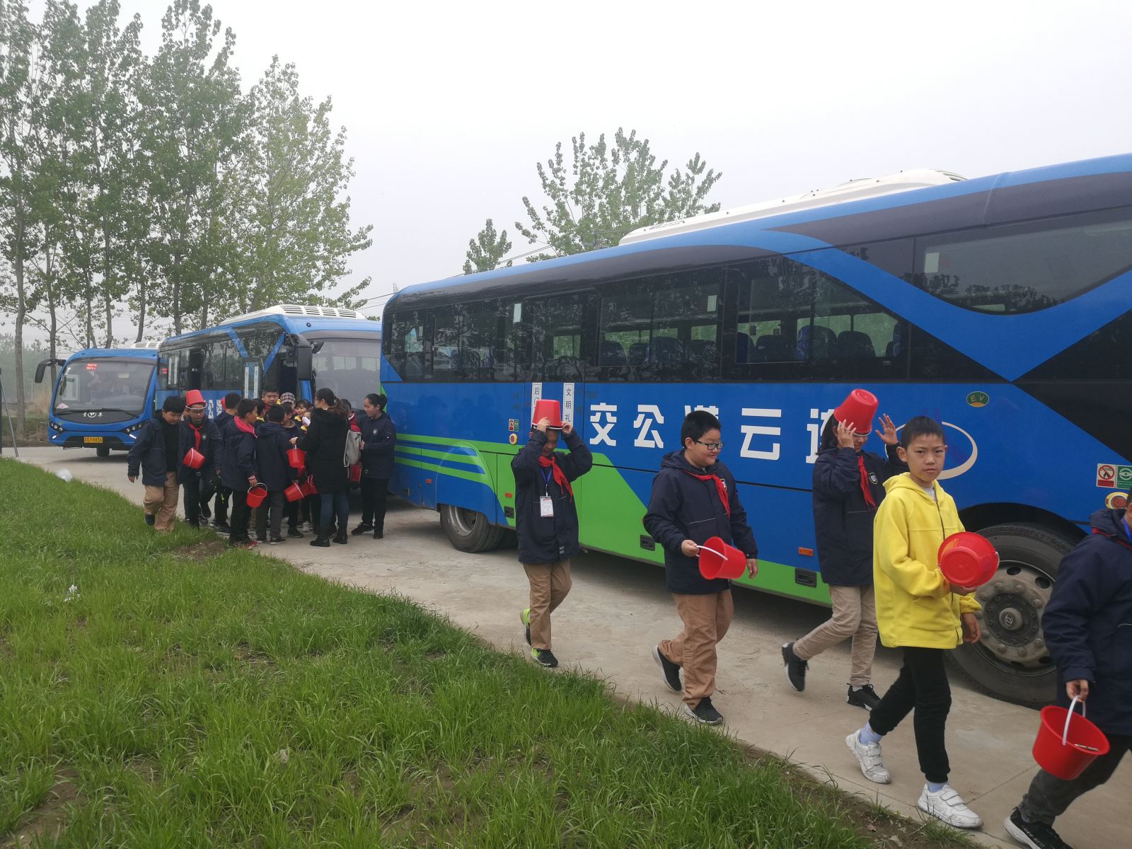 公交集團(tuán)經(jīng)營發(fā)展事業(yè)部圓滿完成市晚報(bào)小記者田園采摘活動(dòng)運(yùn)輸工作