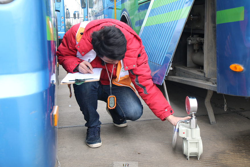 公交快速公司開展天然氣公交車氣瓶安全檢測(cè)