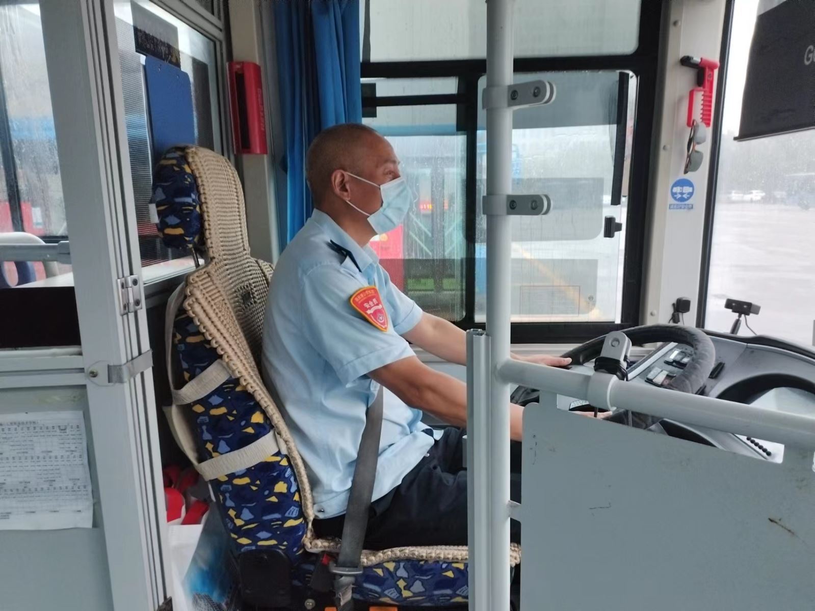 公交集團公交事業(yè)一部 15路駕駛員伏開全拾金不昧受表揚