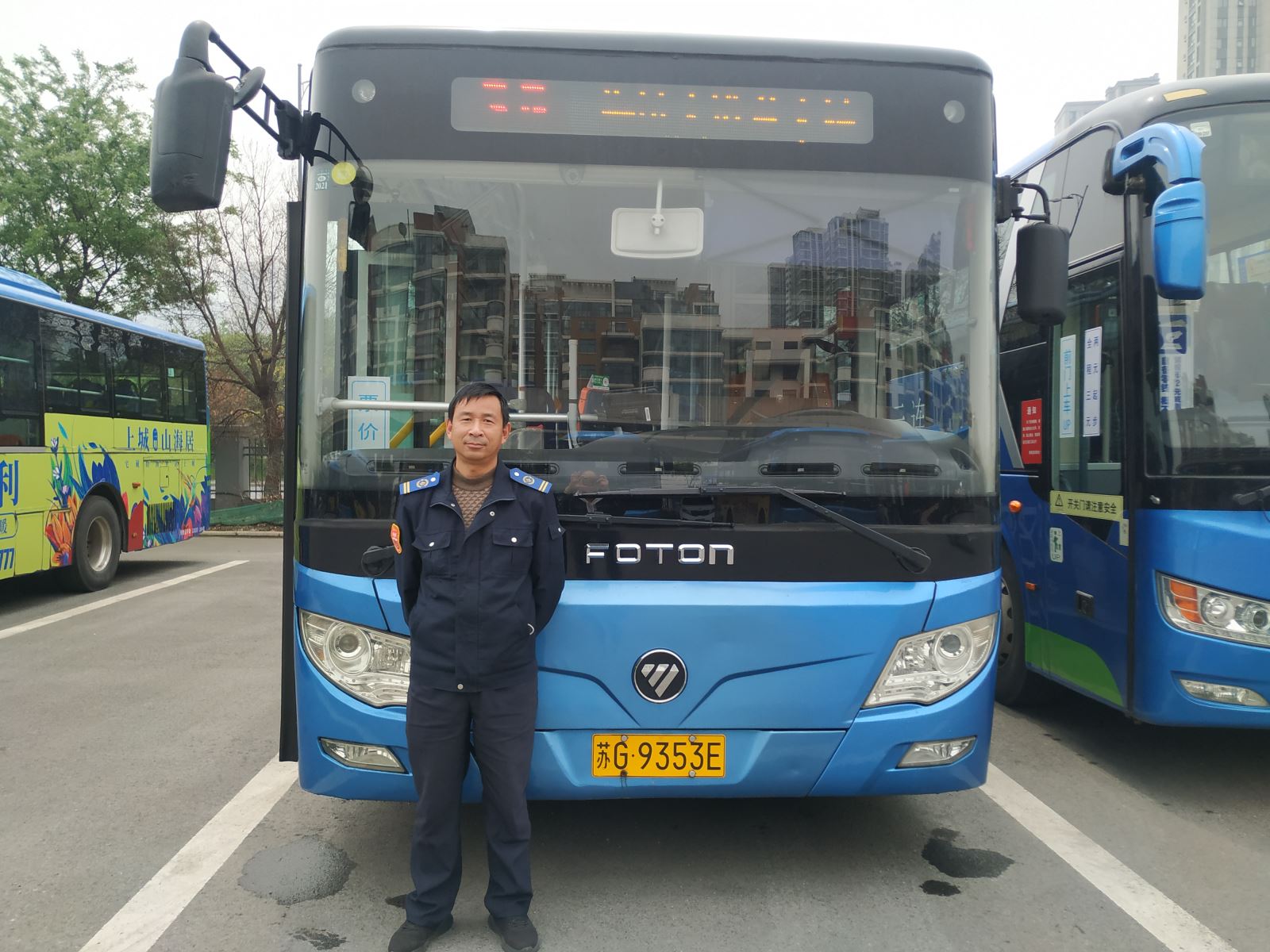 公交集團(tuán)公交事業(yè)二部35路駕駛員周朝利及時(shí)歸還乘客丟失的包受表揚(yáng)