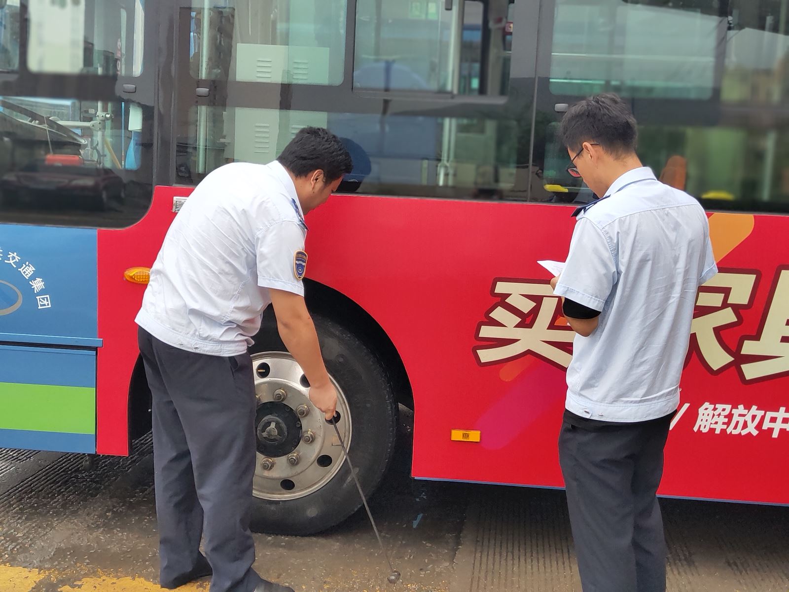 公交集團(tuán)積極開(kāi)展輪胎專項(xiàng)檢查工作