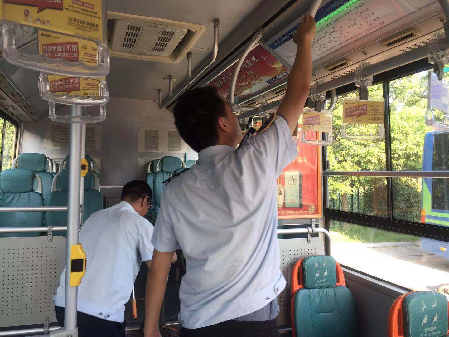 公交集團快速公交事業部開展車輛衛生大檢查 做好創文抓手工作