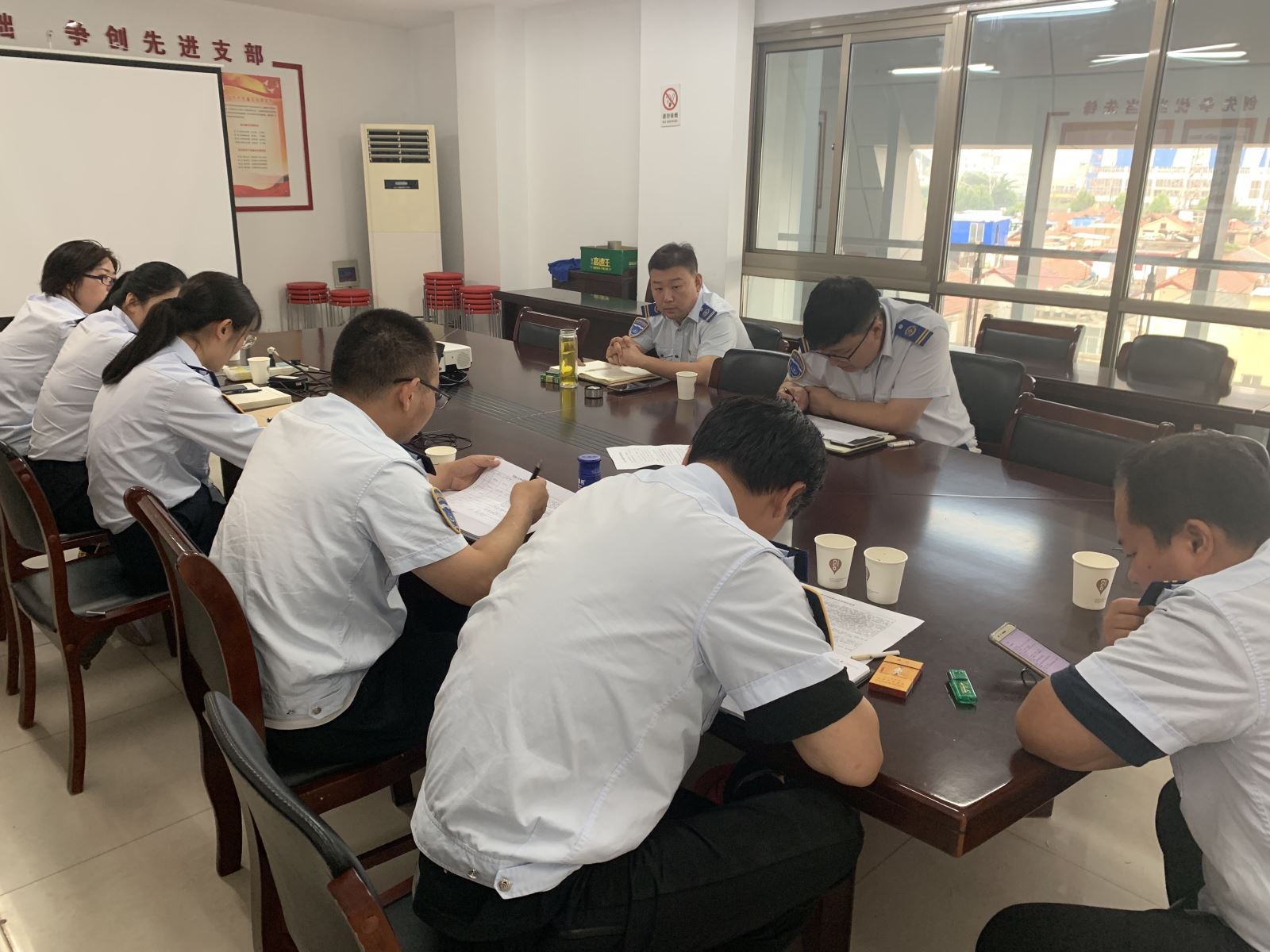 公交集團(tuán)快速公交事業(yè)部召開服務(wù)投訴會