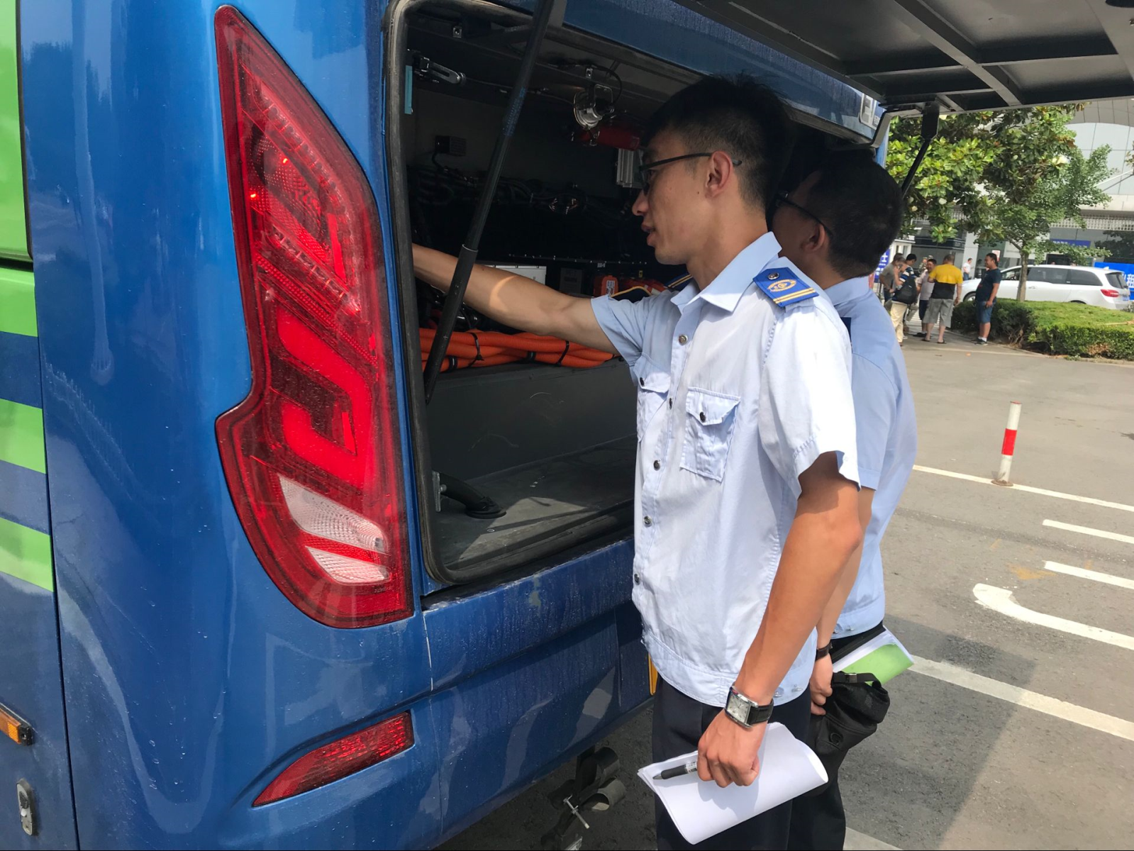 公交集團佳連公司開展待運營新能源車輛充電維護工作