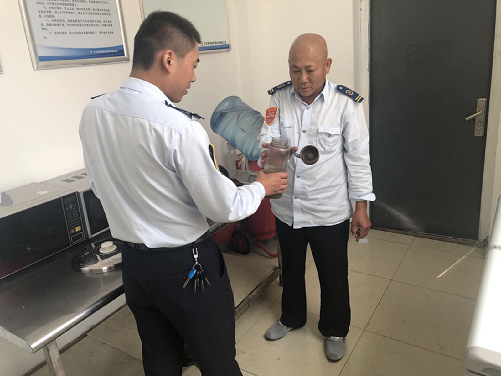 公交集團(tuán)經(jīng)營發(fā)展事業(yè)部開展關(guān)愛職工送清涼活動