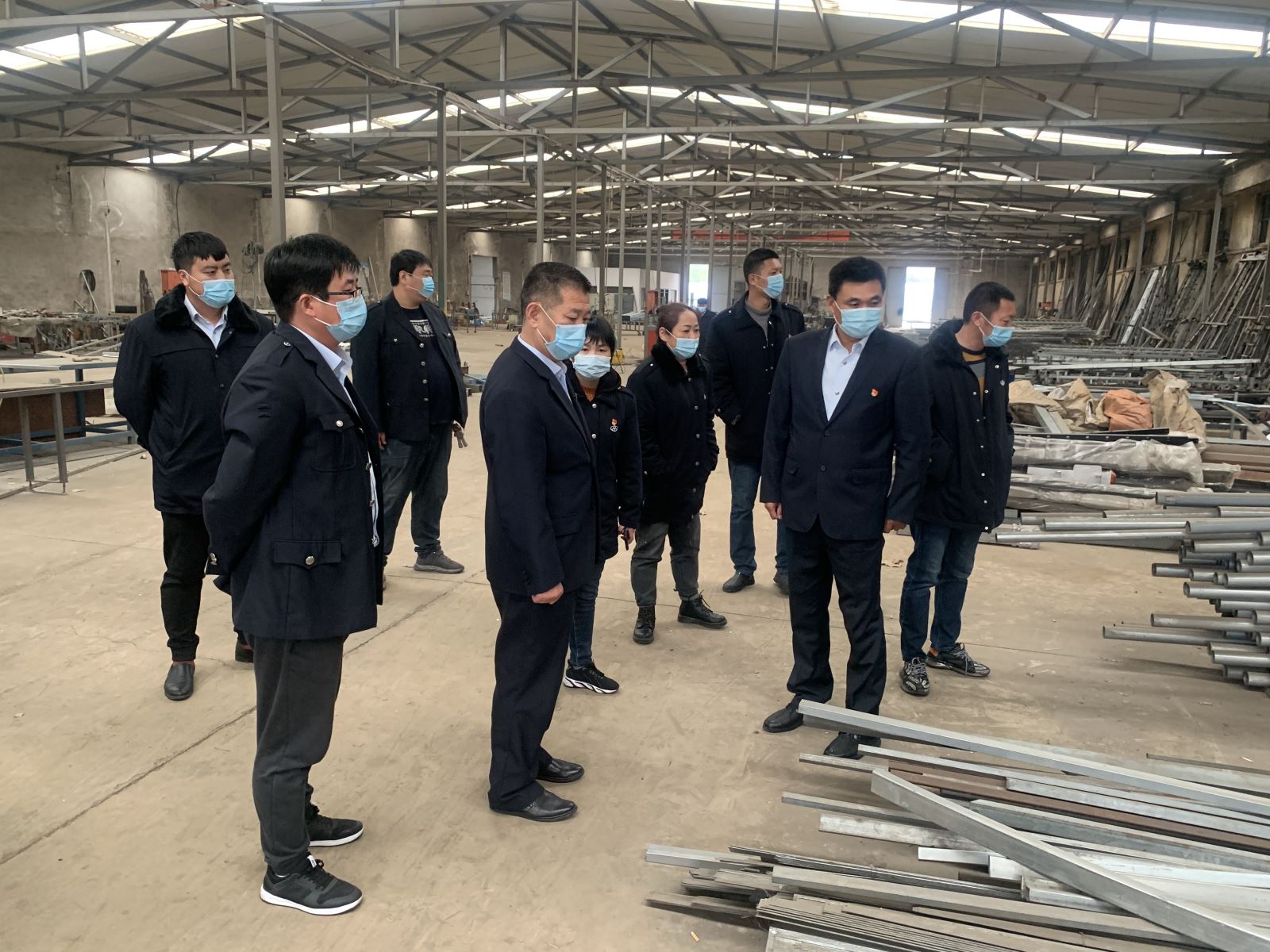 公交集團(tuán)公交事業(yè)二部開展“黨建引領(lǐng)富民路，脫貧攻堅當(dāng)先鋒”主題黨日活動