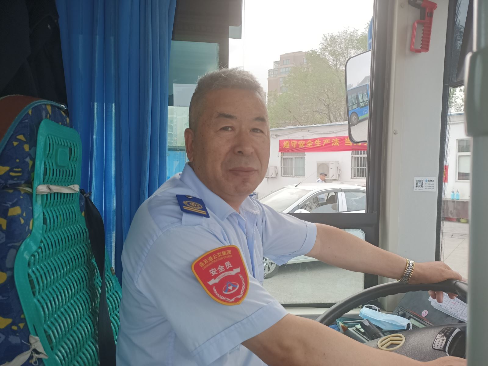 駕駛員路邊撿手機歸還環(huán)衛(wèi)老人獲感謝