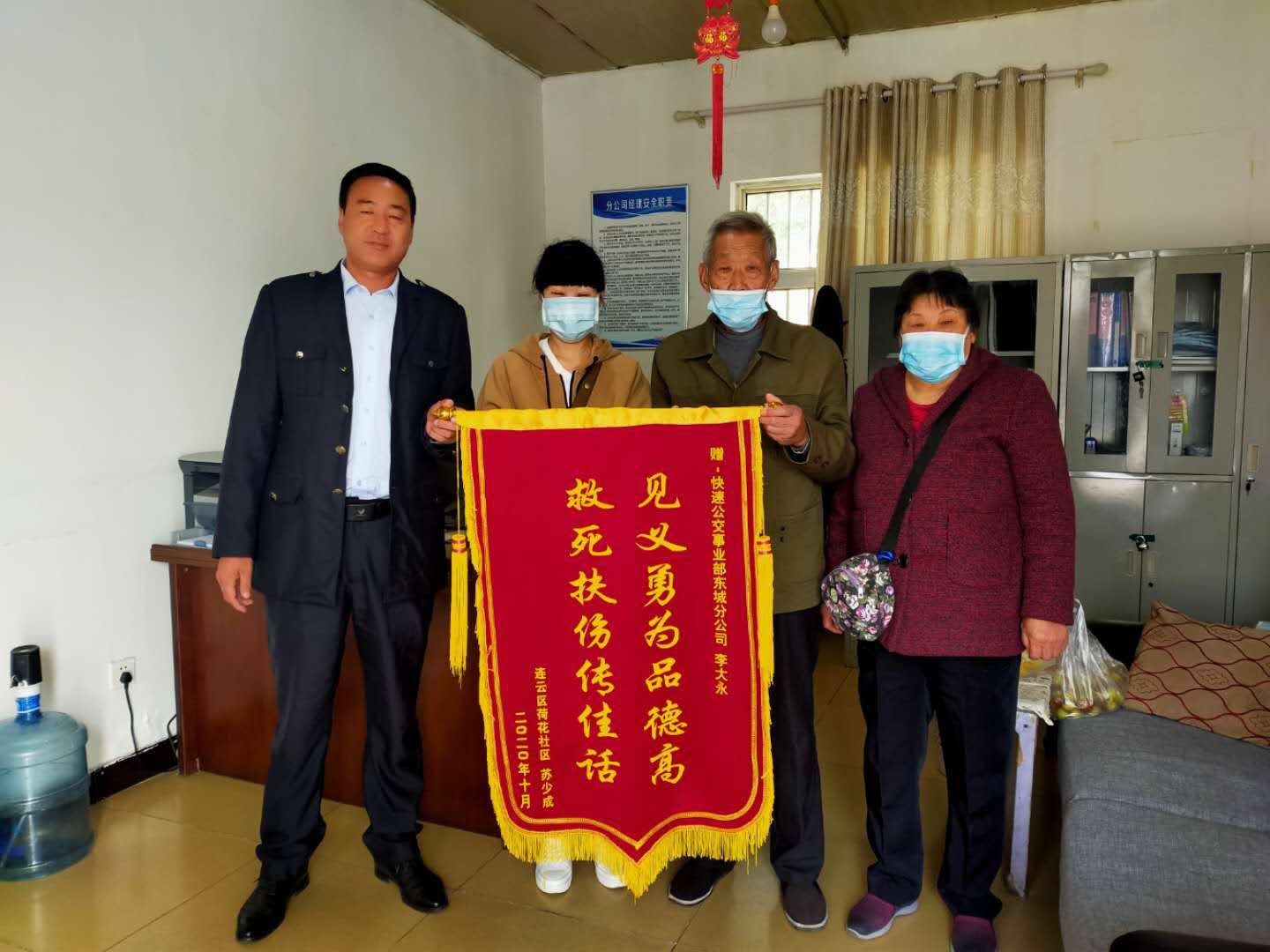 車廂內乘客暈倒 快速公交駕駛員暖心救助